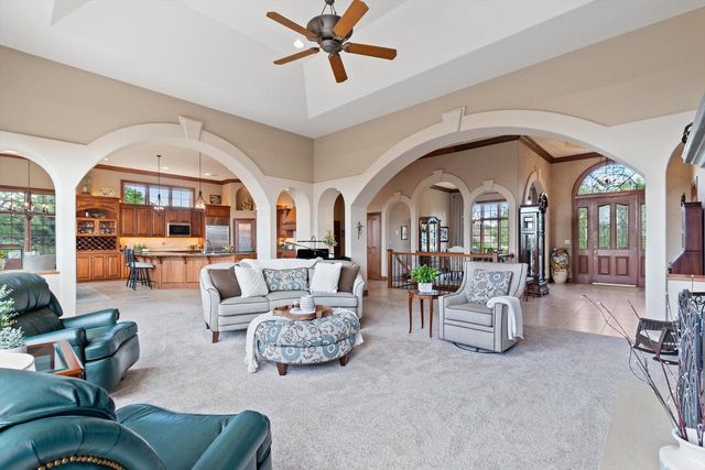 1240 Mary Hill CIRCLE, Hartland, WI 53029