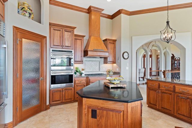 1240 Mary Hill CIRCLE, Hartland, WI 53029