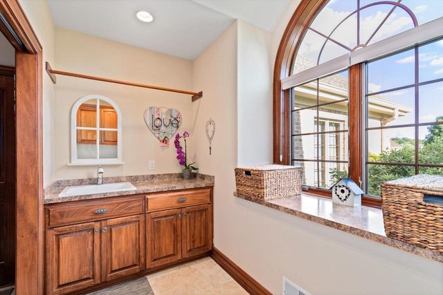 1240 Mary Hill CIRCLE, Hartland, WI 53029