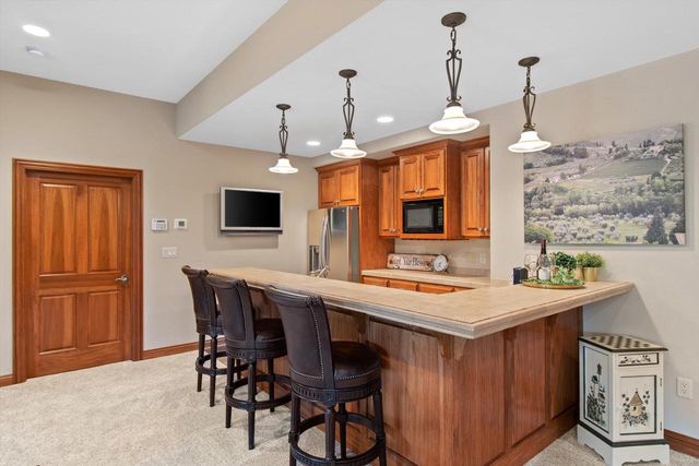 1240 Mary Hill CIRCLE, Hartland, WI 53029