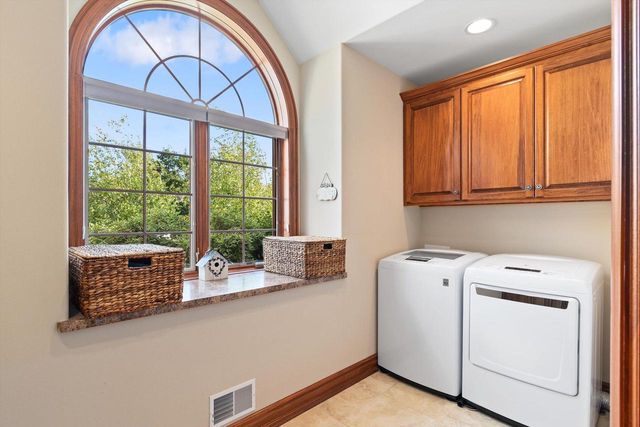 1240 Mary Hill CIRCLE, Hartland, WI 53029