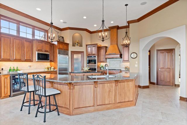 1240 Mary Hill CIRCLE, Hartland, WI 53029