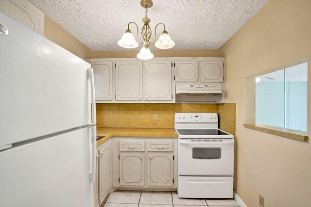 9460 Sunrise Lakes Boulevard 106, Sunrise, FL 33322