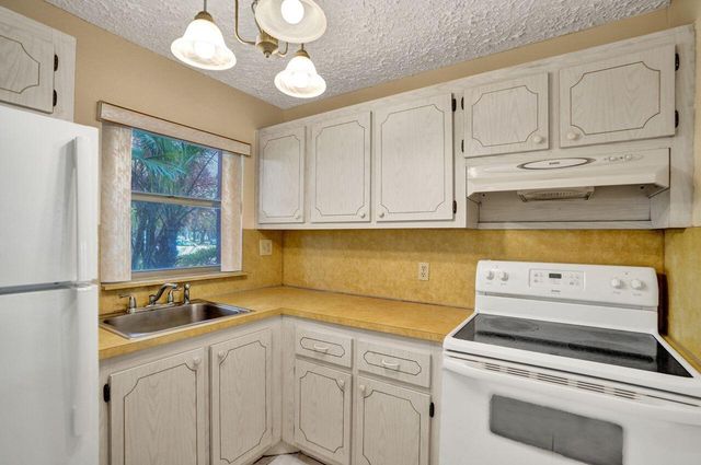9460 Sunrise Lakes Boulevard 106, Sunrise, FL 33322