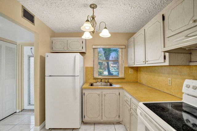 9460 Sunrise Lakes Boulevard 106, Sunrise, FL 33322