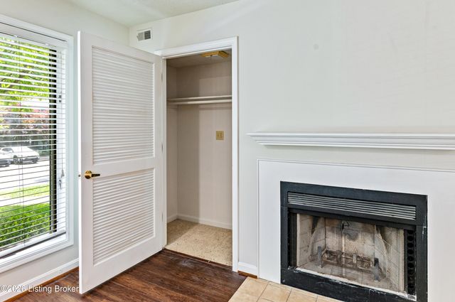373 Crescent Spring Dr 373, Louisville, KY 40206
