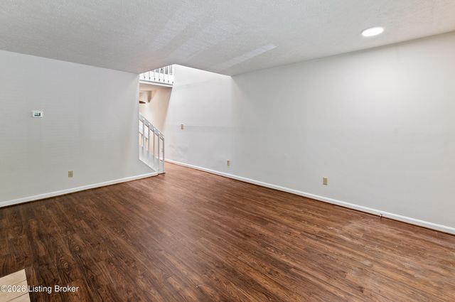 373 Crescent Spring Dr 373, Louisville, KY 40206