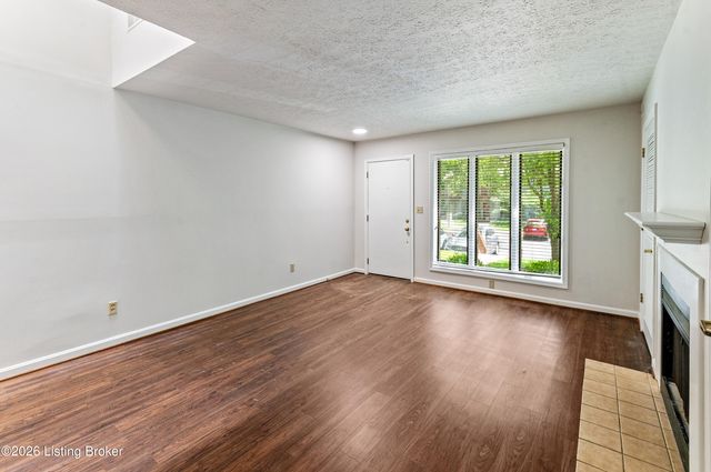 373 Crescent Spring Dr 373, Louisville, KY 40206