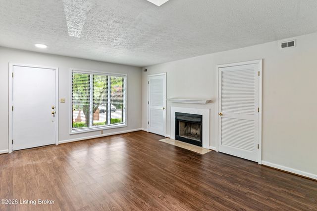 373 Crescent Spring Dr 373, Louisville, KY 40206