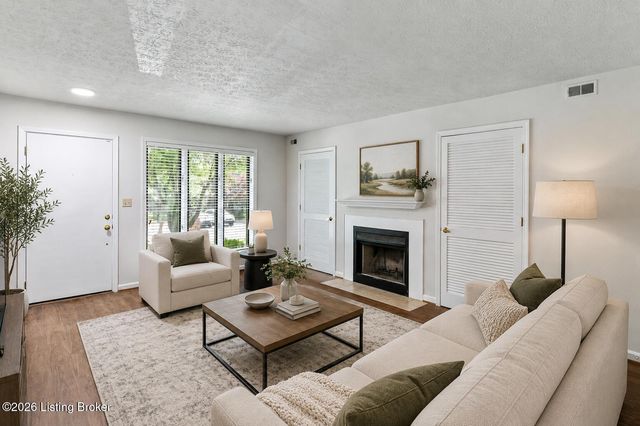 373 Crescent Spring Dr 373, Louisville, KY 40206