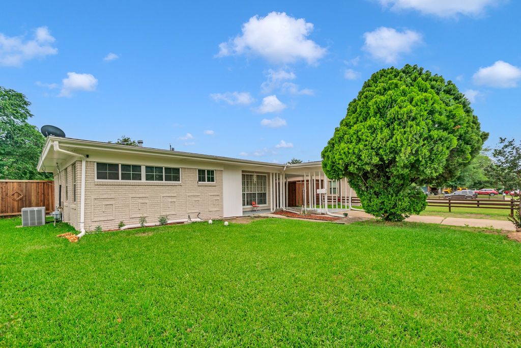1614 Briarwood Lane, Irving, TX 75061