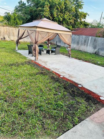 833 Briggs Street Street, West Palm Beach, FL 33405