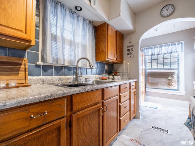 201 E GIFT Avenue, Peoria, IL 61603