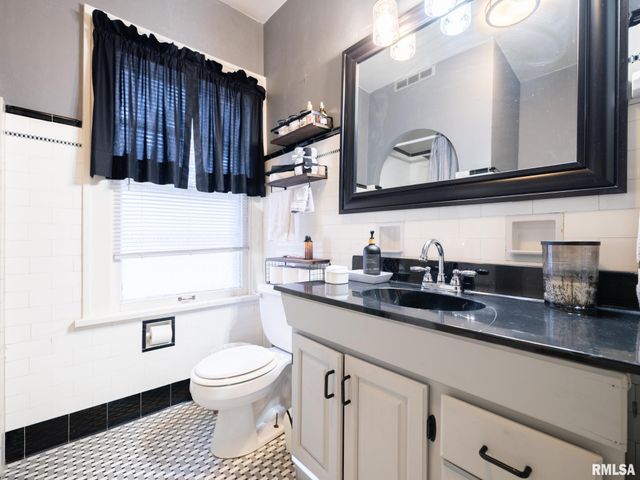 201 E GIFT Avenue, Peoria, IL 61603