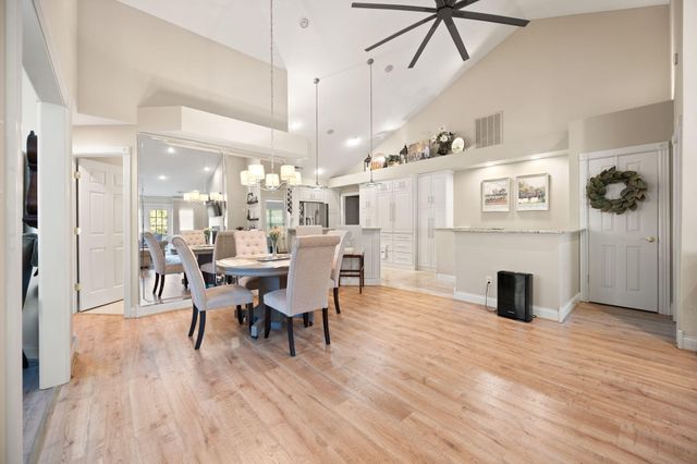 512 W Canterbury Drive, Bronston, KY 42518