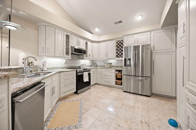 512 W Canterbury Drive, Bronston, KY 42518