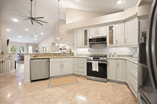 512 W Canterbury Drive, Bronston, KY 42518