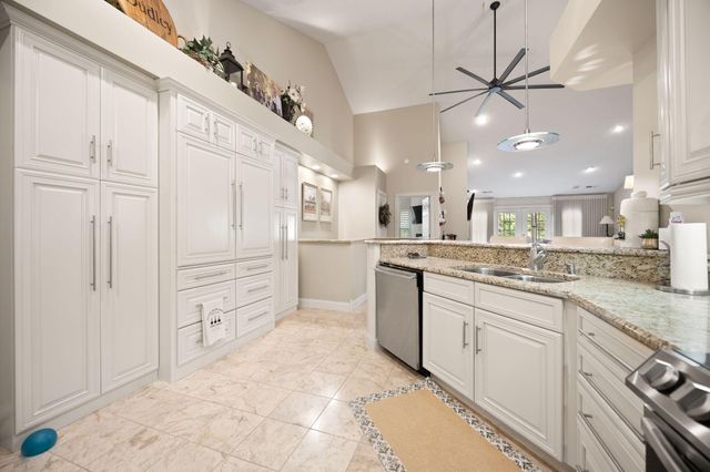 512 W Canterbury Drive, Bronston, KY 42518
