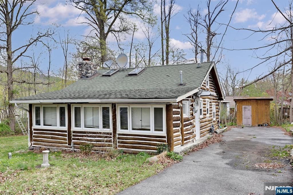 10 Echo Lane, West Milford, NJ 07480