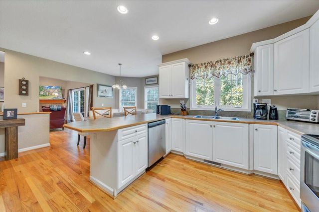 132 Pointe O Woods DR, Huddleston, VA 24104