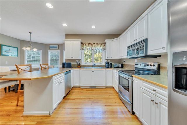 132 Pointe O Woods DR, Huddleston, VA 24104