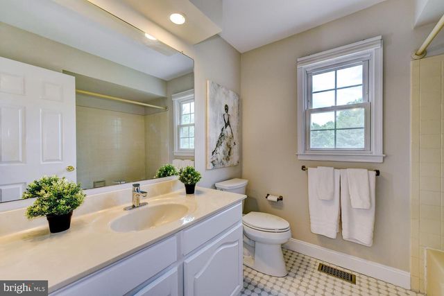 9 ROWANBERRY CT, Princeton Junction, NJ 08550