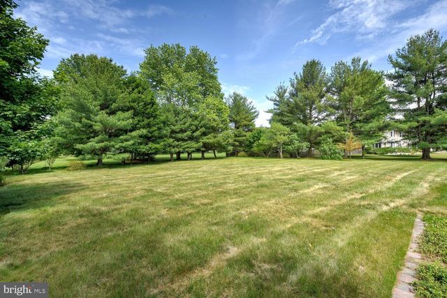 9 ROWANBERRY CT, Princeton Junction, NJ 08550