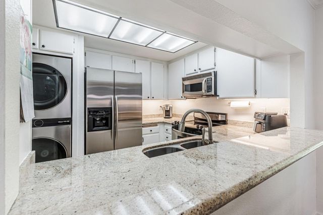 775 Williamsburg Way Apt B, Gilroy, CA 95020