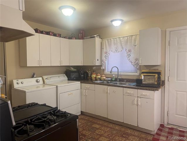 6475 N Highland Street, Dearborn Heights, MI 48127