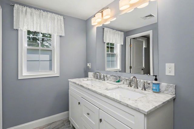 18 Brent Court, Manchester, NH 03103