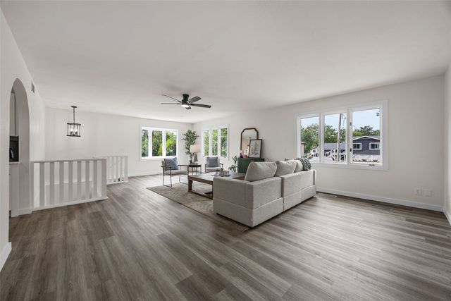 4050 Charter Oak Lane SE, Cedar Rapids, IA 52403