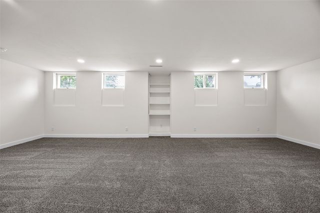 4050 Charter Oak Lane SE, Cedar Rapids, IA 52403