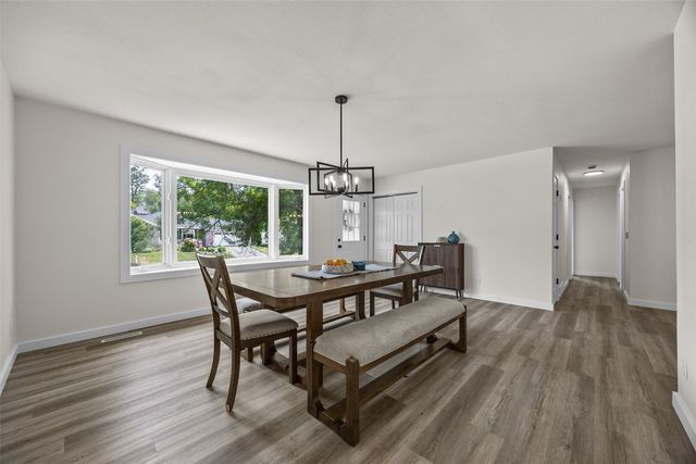 4050 Charter Oak Lane SE, Cedar Rapids, IA 52403