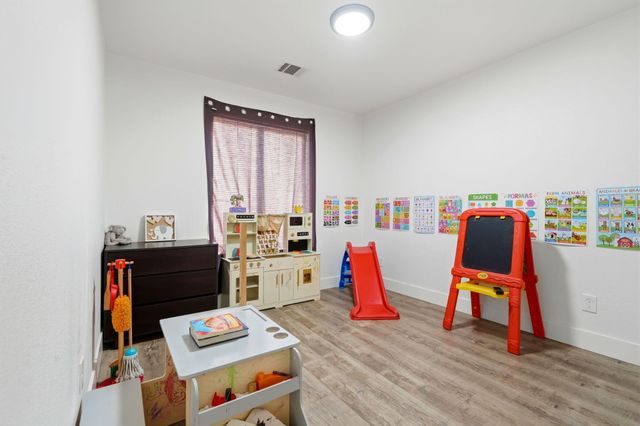 1967 N Ventura Avenue, Farmersville, CA 93223