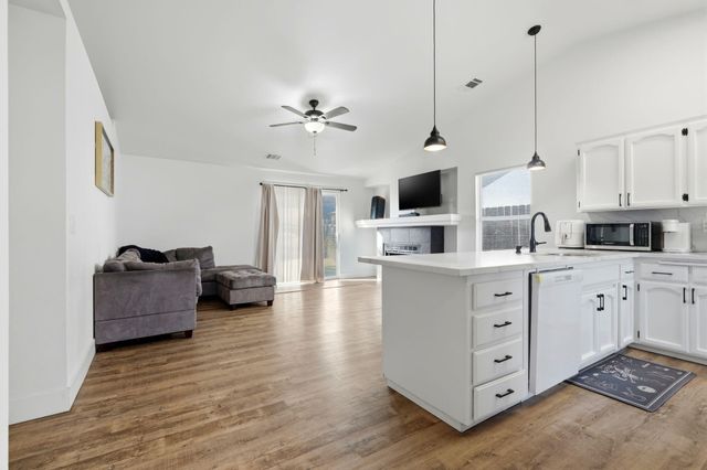 1967 N Ventura Avenue, Farmersville, CA 93223