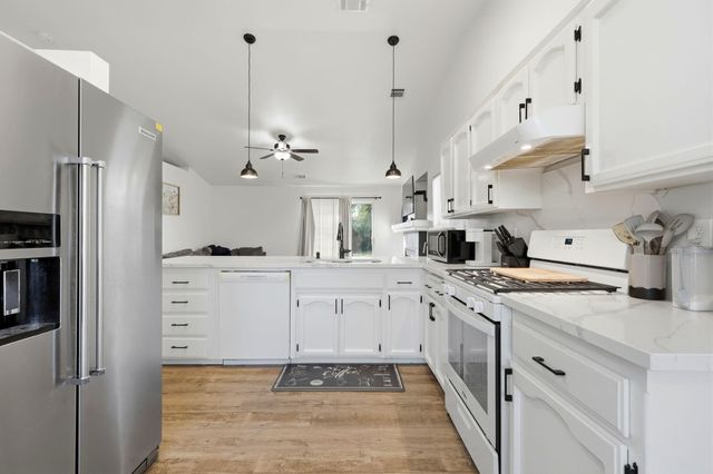 1967 N Ventura Avenue, Farmersville, CA 93223