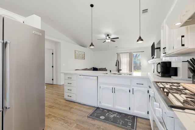 1967 N Ventura Avenue, Farmersville, CA 93223