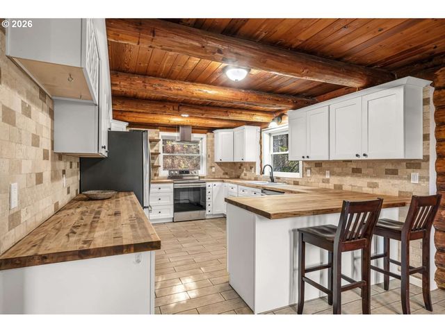 17285 RUSTIC Ln, Brookings, OR 97415