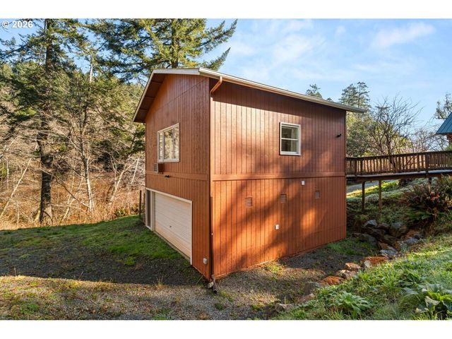 17285 RUSTIC Ln, Brookings, OR 97415