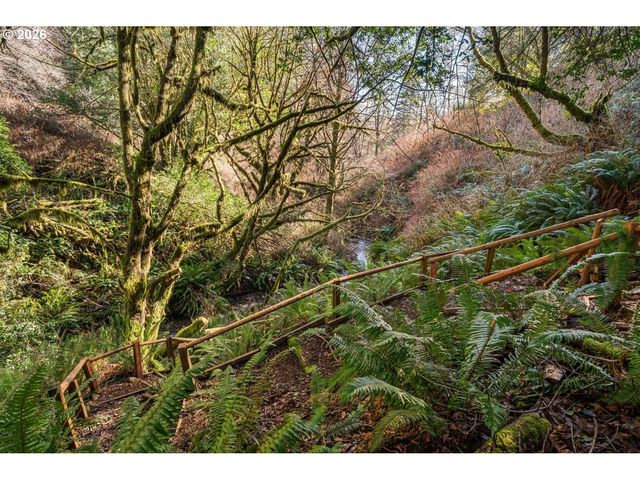 17285 RUSTIC Ln, Brookings, OR 97415