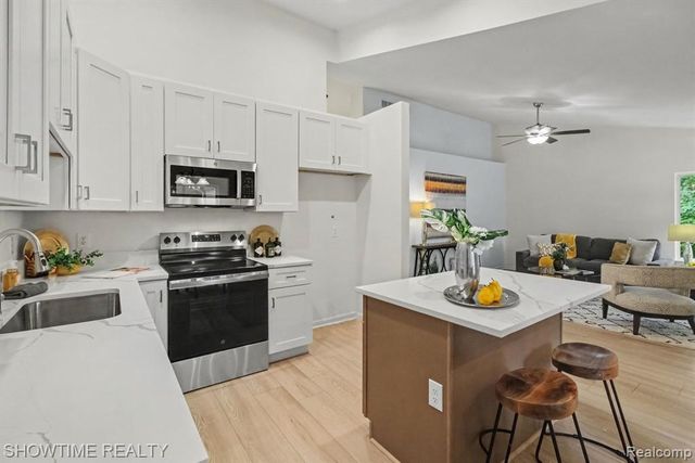 853 Saybrook Drive, Waterford, MI 48327