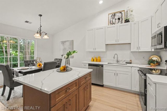 853 Saybrook Drive, Waterford, MI 48327