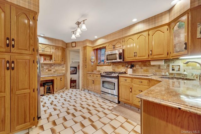 179 Scarcliffe Drive, Malverne, NY 11565