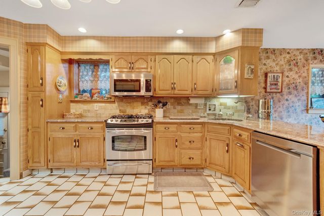 179 Scarcliffe Drive, Malverne, NY 11565