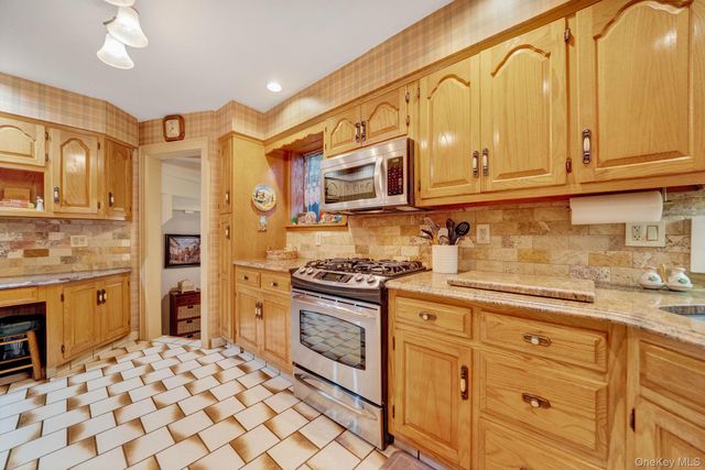 179 Scarcliffe Drive, Malverne, NY 11565