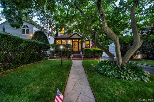 179 Scarcliffe Drive, Malverne, NY 11565