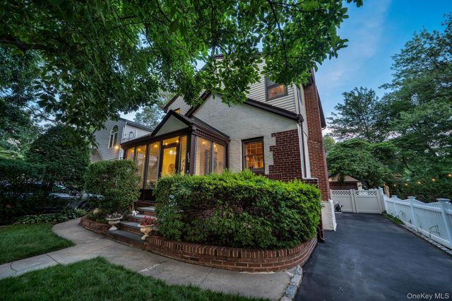 179 Scarcliffe Drive, Malverne, NY 11565