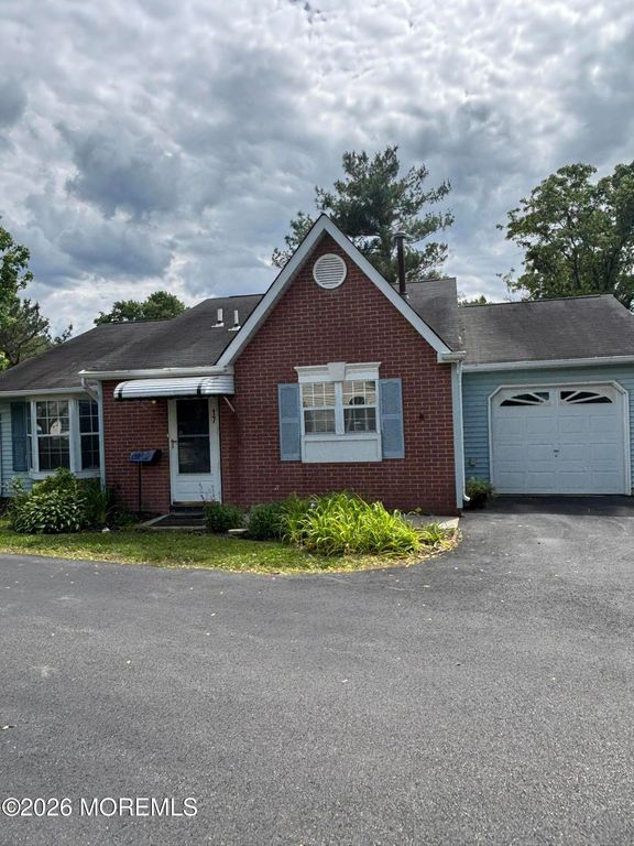 17 Datchet Close, Freehold, NJ 07728