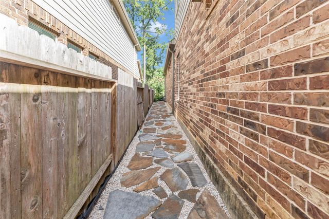 1015 Ginger Glade Lane, Pinehurst, TX 77362