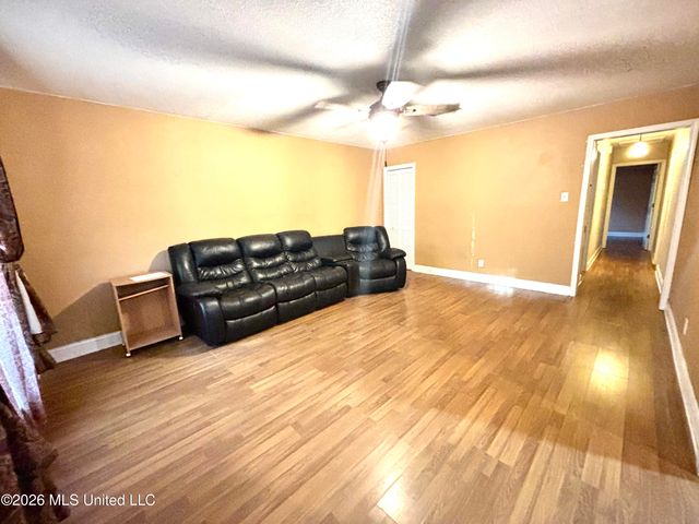 2806 Lynwood Street, Pascagoula, MS 39567